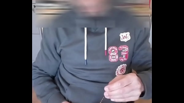 Szarpię się i wytryskuję z prętem cewki moczowej w moim kutasie,