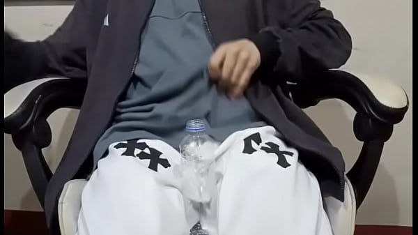 Szarpię się, próbując pieprzyć butelkę z wodą