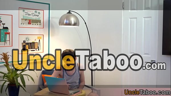 Uroczy nastoletni współlokator przyłapany na oglądaniu porno, a teraz jego gładki tyłek musi nauczyć się surowej lekcji