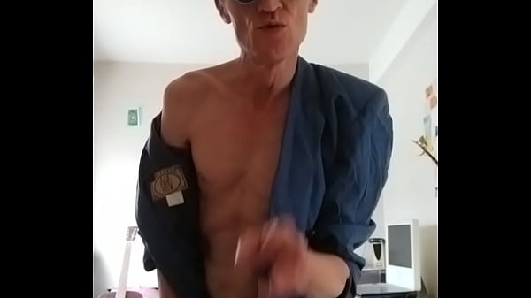 W kurtce i niebieskich okularach, z moim kutasem i tyłkiem, dla Ciebie…!!!