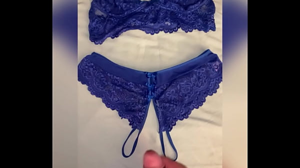 W niebieskich majtkach bez krocza i biustonoszu