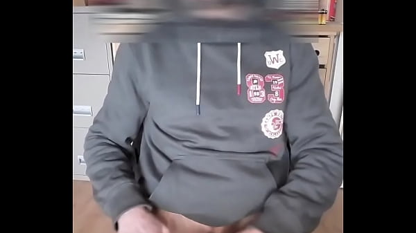 Walę konia z wtyczką w dupie – duży wytrysk,