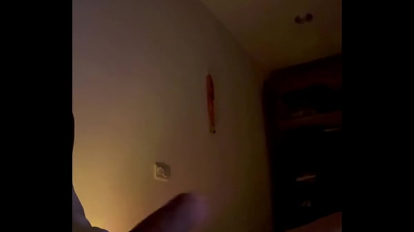 Wytrysk późno w nocy przez brata z wielkim kutasem