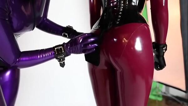 Za kulisami z gumowymi kociakami Vespa i Pe