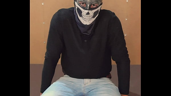 Zamaskowany mężczyzna pokazujący swoje ciało i cumming