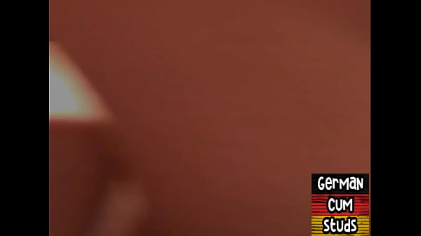 Amatorski niemiecki zamaskowany ogier gangbangowany przez topy w chuście