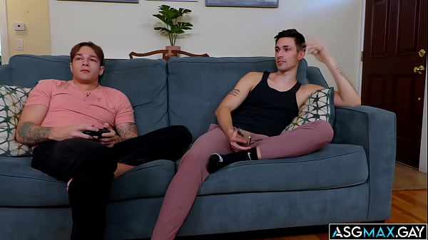 Asher Day zostaje podwójnie połączony przez swoich współlokatorów Jaydena Marcosa i Kane’a Foxa, którzy ostro pieprzą jego dziurę