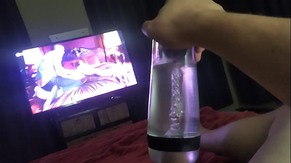 Bro cumming wewnątrz zabawki