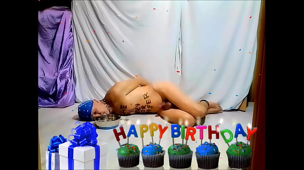 całkowicie nagi zboczeniec gej niewolnik obnażony kajdanki je jak pies jego zupa z soczewicy BDSM