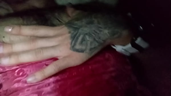 Chcesz zerżnąć mój mały tyłeczek kochanie? Patrz jak bawię się moim dildo