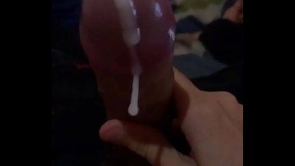 Chłopiec masturbuje się, aż dojdzie na łóżku