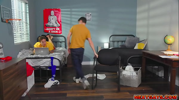 Ciasny tyłek Sama Ledgersa ostro zerżnięty przez jego współlokatora Jaydena Marcosa