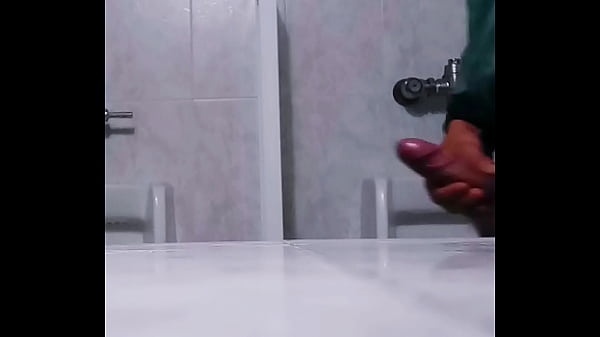 Dobry handjob w łazience