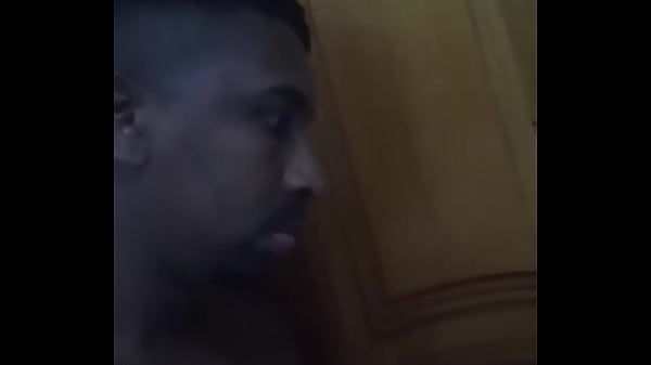 DUŻY CZARNY FACET MASTURBUJĄCY SIĘ PODCZAS SŁUCHANIA PARY PIEPRZĄCEJ SIĘ W HOTELU