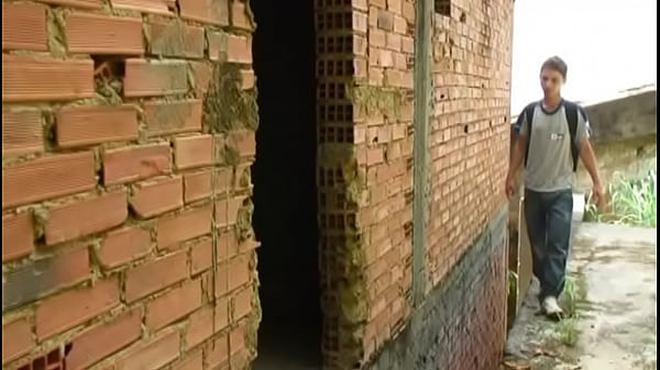 duży odebrał nowego chłopca, gdy ten opuścił szkołę