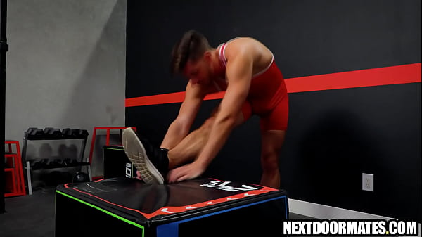 Gejowscy zapaśnicy ssący i pieprzący się bez prezerwatywy