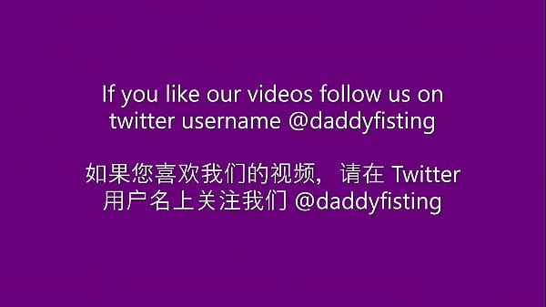 Gejowskie porno Dżokej pieprzy pięścią swojego niedźwiedzia-psa tatusia i sprawia, że szczeka jak suka w rui.