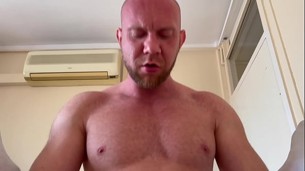 Gorący muskularny tatuś Max Zarec pieprzy seksownego twinka na oklep z dużym kutasem