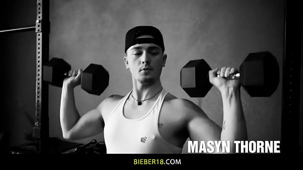 Gorący trójkąt z trzema napalonymi ogierami pieprzącymi się specjalnie dla Ciebie!