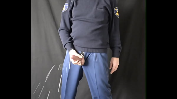 Holenderski policjant szarpie i strzela