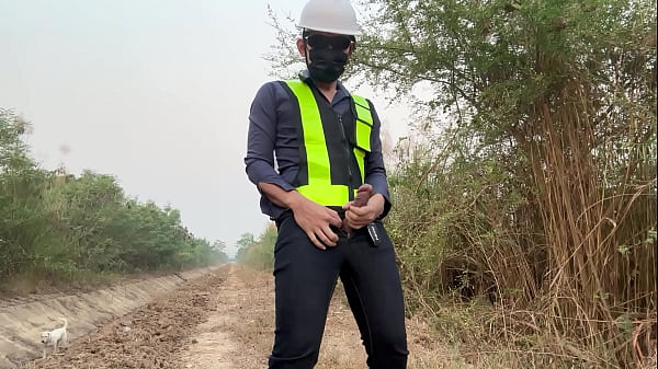 Inżynier przychodzi do pracy przed czasem