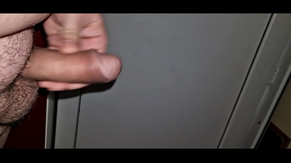 Léo rozgrzewa mnie do czerwoności, co kończy się wytryskiem.