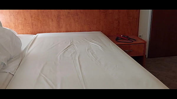 Masturbuję się i wytryskuję na materac w hotelu