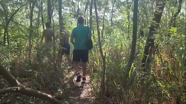 MĘŻCZYŹNI JEDZĄCY MĘŻCZYZN W BUSZU NA OKLEP