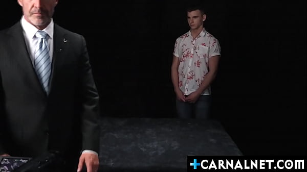 Mistrz Ace Banner uwolnił jądra Jacka Watersa ze swojego ciasnego uścisku i rozkazał mu położyć się na plecach