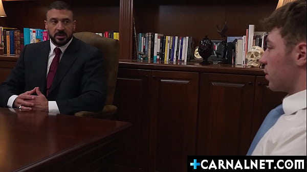 Mistrz Kyler Drayke przeprowadza wywiad i wysyła ucznia Calvina Michaelsa do jego powołania