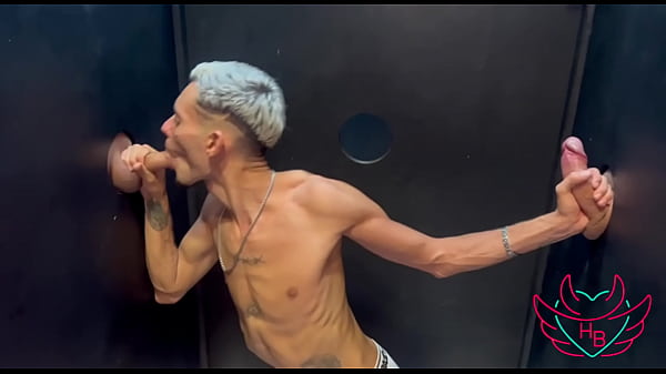 Młoda blondynka poszła do huśtawki spragniona kutasa i dostała mleko w twarz od dwóch mężczyzn