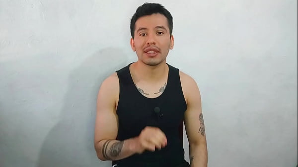 Młody 21-letni twink uprawia seks oralny z wielkim grubym kutasem swojego najlepszego przyjaciela! Ona zjada jego spermę. Seks historia