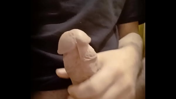 Młody duży kutas w łazience solo