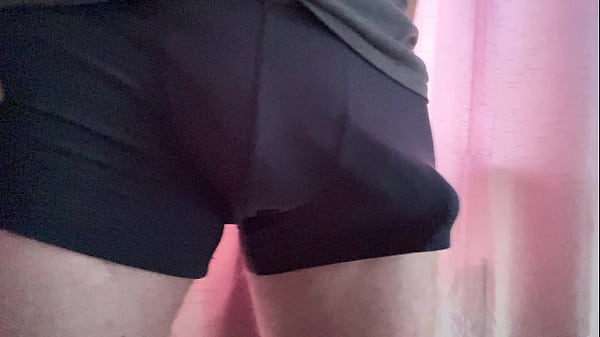 Mr Big Dick UK wyciąga gigantycznego kutasa i głaszcze go