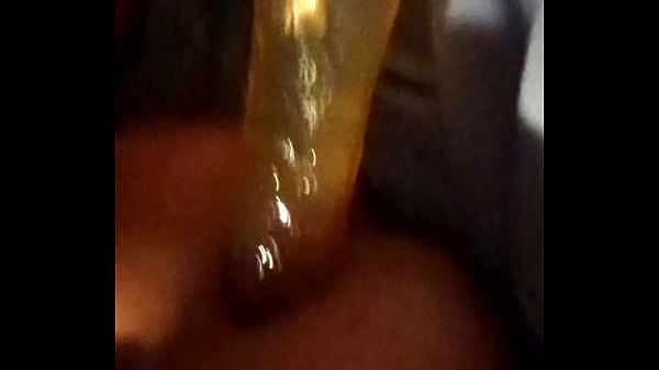 Na maszynie z Monster Dildo powoli pieprzy moją rozciągającą się dziurę
