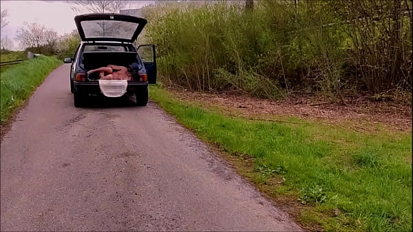 nagi nieobcięty, męski niewolnik wystawiony na zewnątrz podczas podróży w bagażniku, ogórek pieprzyć gejowską dupę, z powrotem w samochodzie BDSM