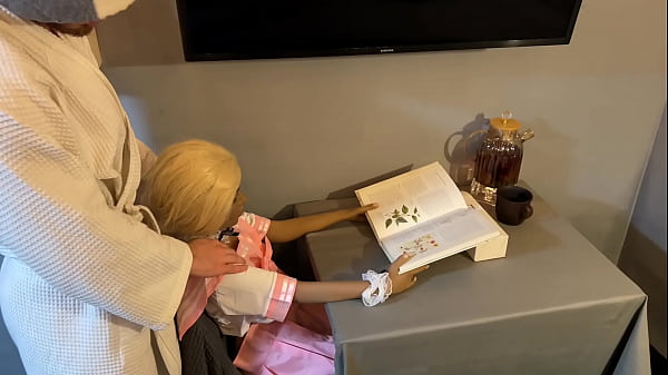 Napalony mężczyzna odwraca uwagę silikonowej lalki SEX od książki