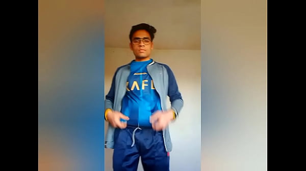 Napalony twink z college’u uwalniający swoje chłopięce mleko