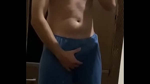 NEWBY pokazujący się w lustrze