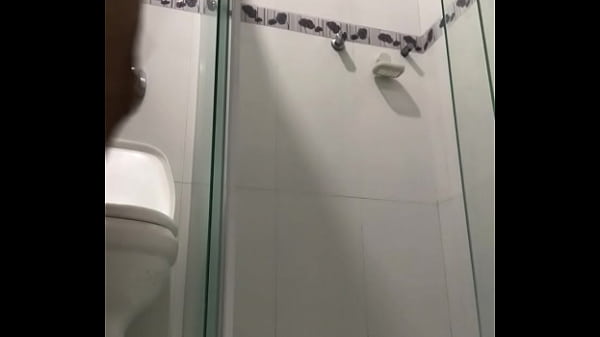 Nowy chłopiec biorący kąpiel