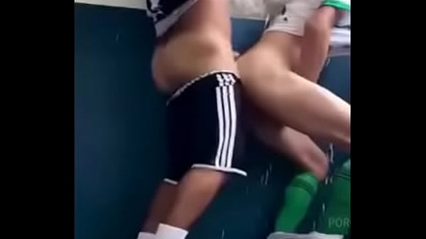 Pieprzę go na tarasie, a potem w publicznej toalecie.