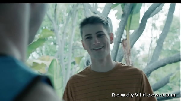 Podcaster pieprzy się analnie z listonoszką w domku na plaży