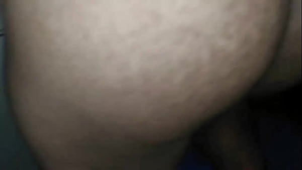 POKAZUJĄC JEJ TYŁEK I MASTURBUJĄC SIĘ, AŻ DOJDZIE