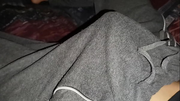 Potężny penis płynie obficie do dźwięków kominka bez rąk