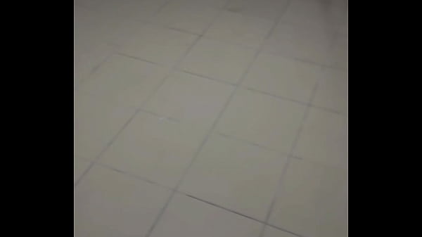 Prosty malarz poszedł wykonać pracę, ale nie spodziewał się, że zostanie opłacony w inny sposób w domu utalentowanego młodego mężczyzny