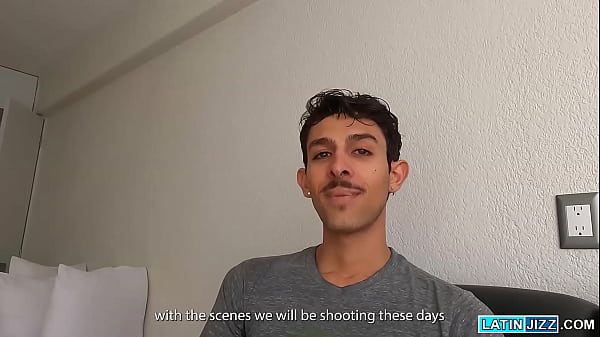 Przystojny Latynos Enrique Mudu i blond ogier Mateo Tomas podczas pysznej sesji ruchania