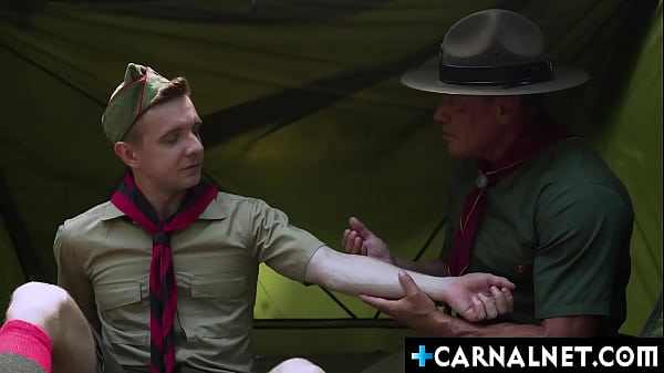 Scoumaster Tyler Saint i zwiadowca Serg Shepard uprawiają seks na świeżym powietrzu w namiocie