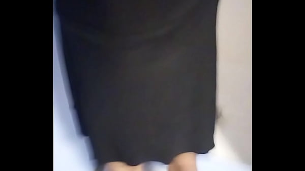 Seksowna latina tm w szpilkach biorąca dziesięciocalowe dildo za pomocą ściany