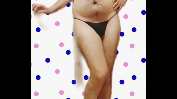 Seksowny arabski crossdresser kręcący tyłkiem