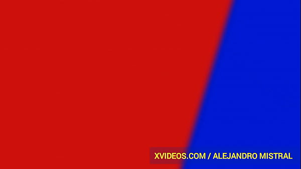 Seksowny facet pokazuje swojego kutasa w mokrej bieliźnie Alejandro Mistral